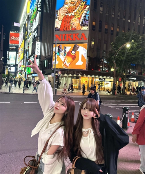 夜のススキノの女性